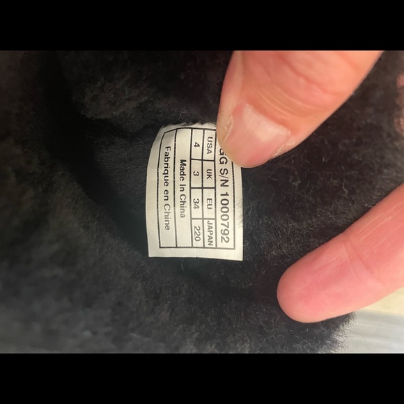 UGG Short Glitter Winter Boots Big Girls size 4 - Picture 2 of 4